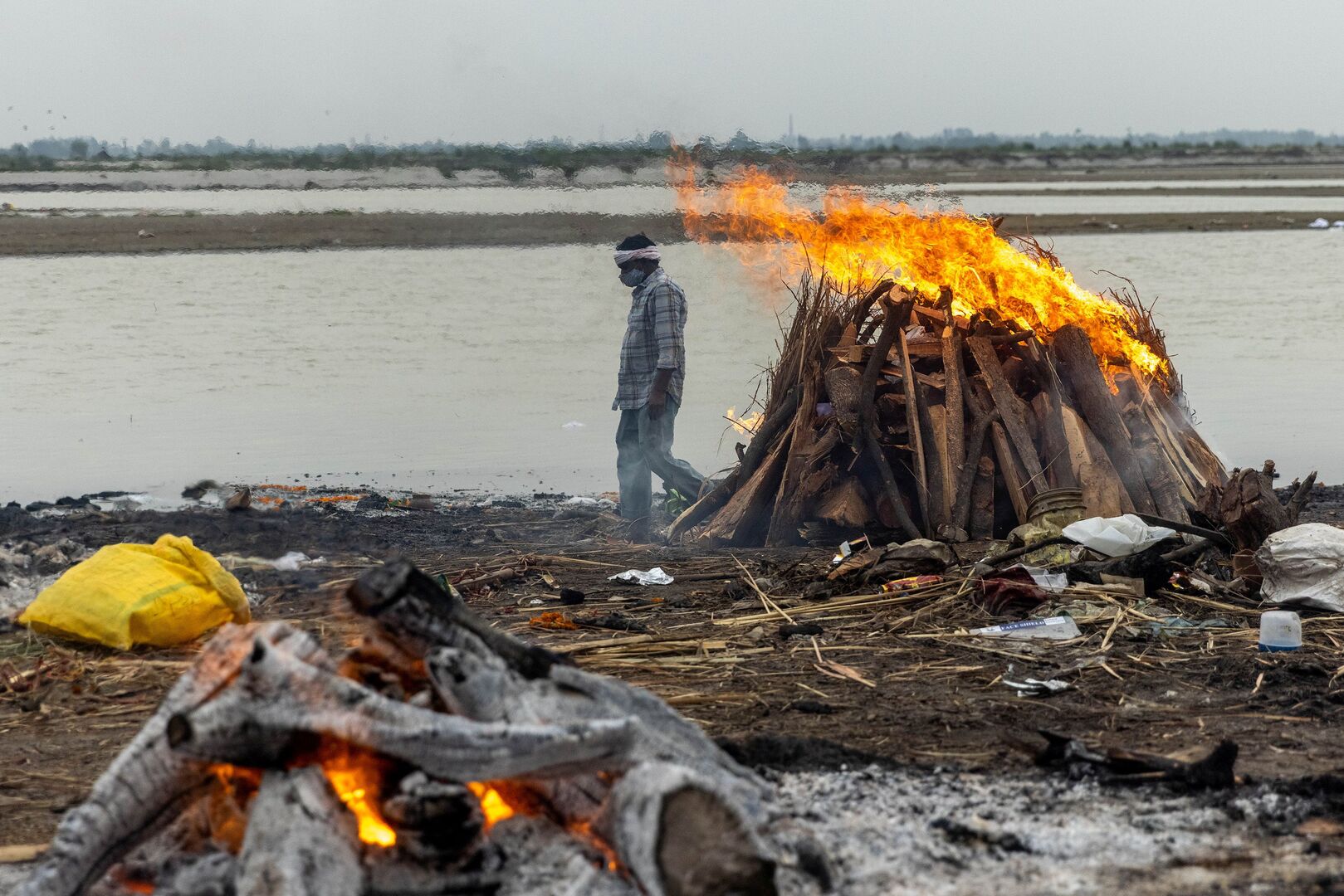 الهند.. عشرات الجثث تطفو في نهر الغانج مع احتدام جائحة كورونا