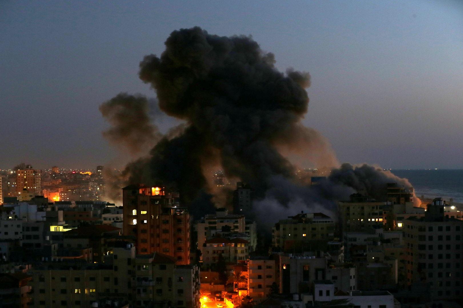 إسرائيل تستأنف الرحلات الجوية بعد توقف قصير بسبب القصف من قطاع غزة