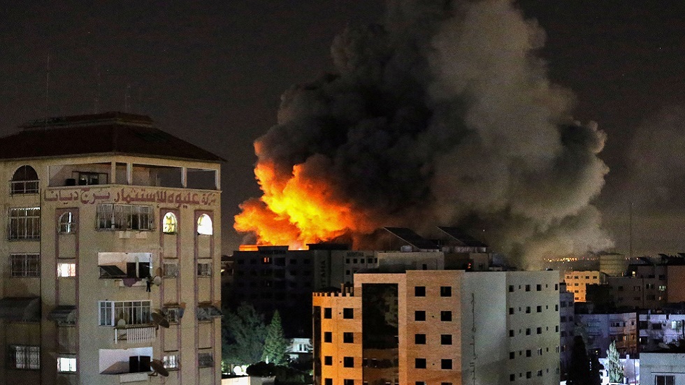 القصف يطال مقرات حكومية في غزة وإسرائيل تعلن مقتل قياديين في استخبارات 