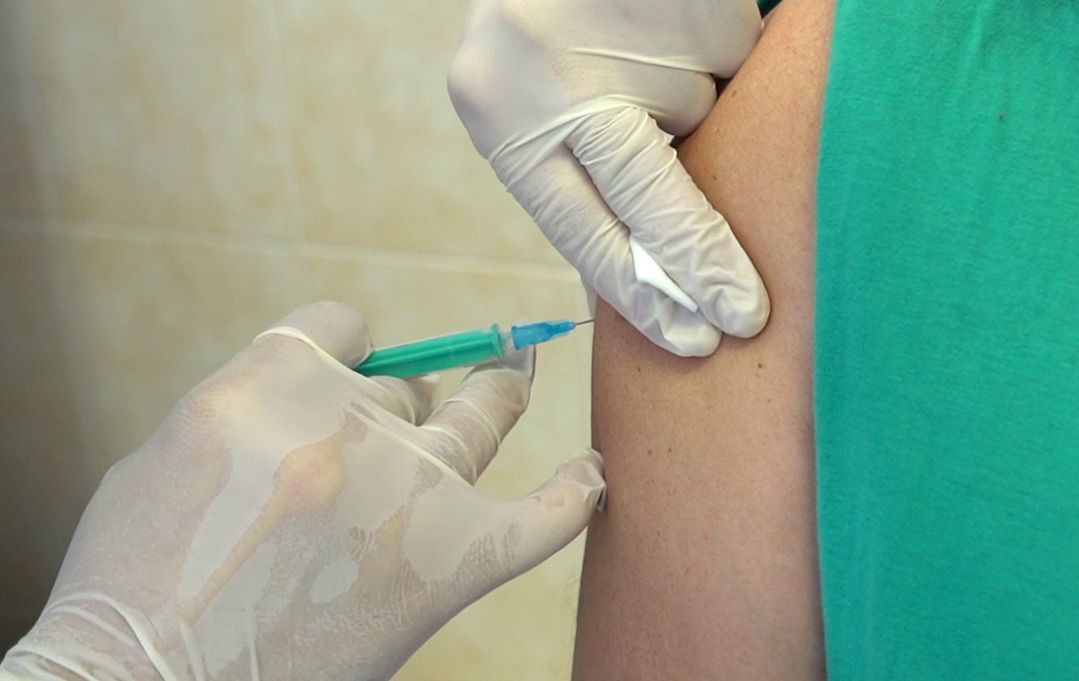 خبير فيروسات روسي: لا أعراض جانبية تذكر للقاح 