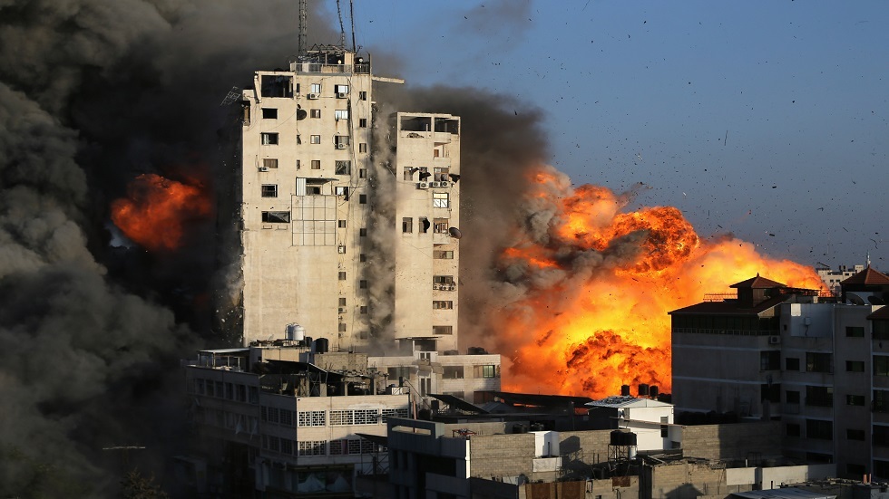 المقاتلات الإسرائيلية تدمر برج الشروق بمدينة غزة (فيديو)