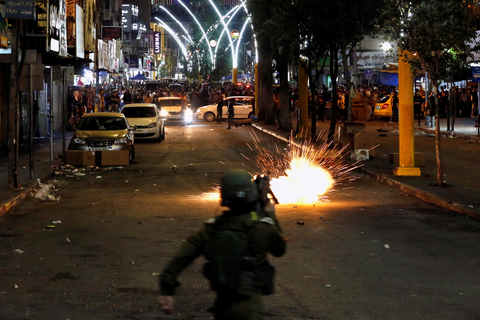 مواجهات بين القوات الإسرائيلية والفلسطينيين في الضفة الغربية.. وإصابات بالرصاص الحي
