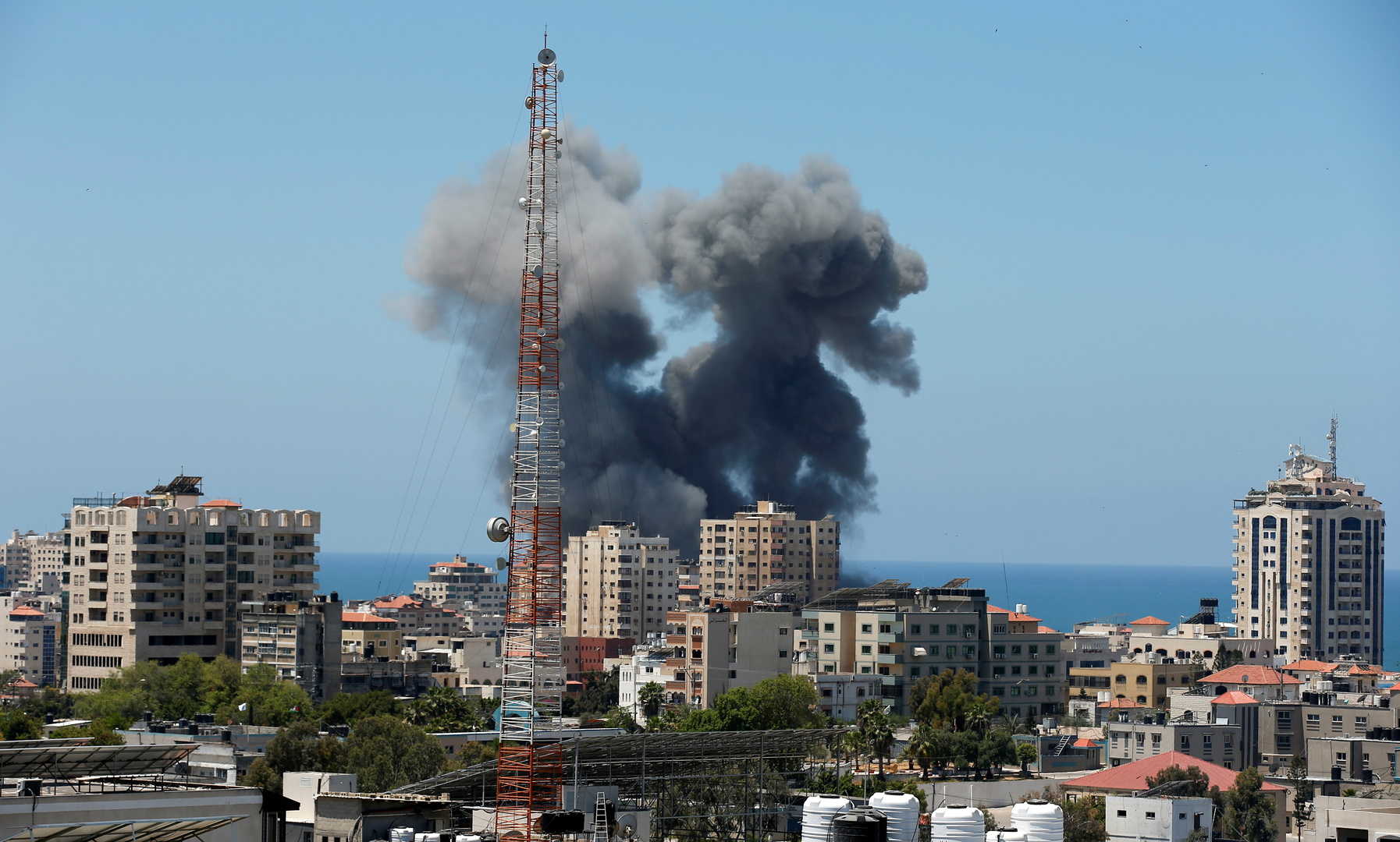 مراسلنا: الطيران الإسرائيلي يشن غارات عنيفة غرب مدينة غزة