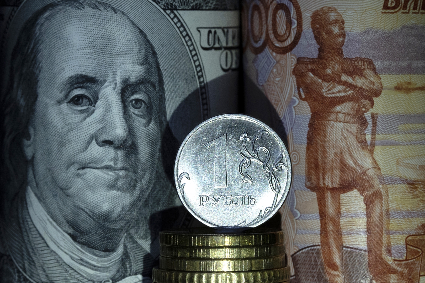 الروبل الروسي يعوض بعض خسائره أمام الدولار واليورو