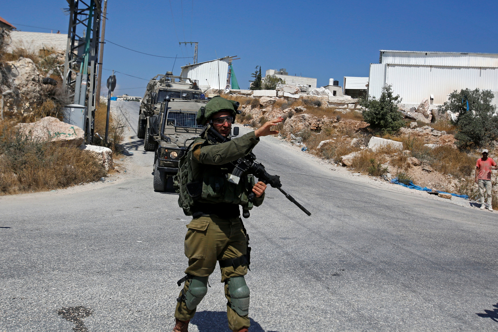 الجيش الإسرائيلي يقتل فلسطينيا في الضفة الغربية بدعوى محاولته تنفيذ عملية طعن
