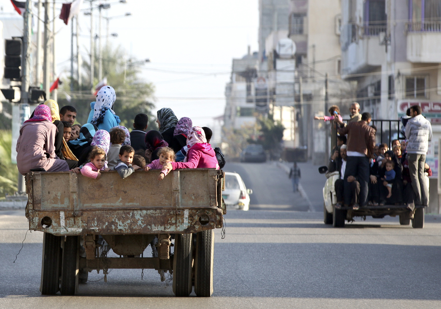 نزوح العديد من العائلات الفلسطينية من المناطق الحدودية في شرق وشمال قطاع غزة