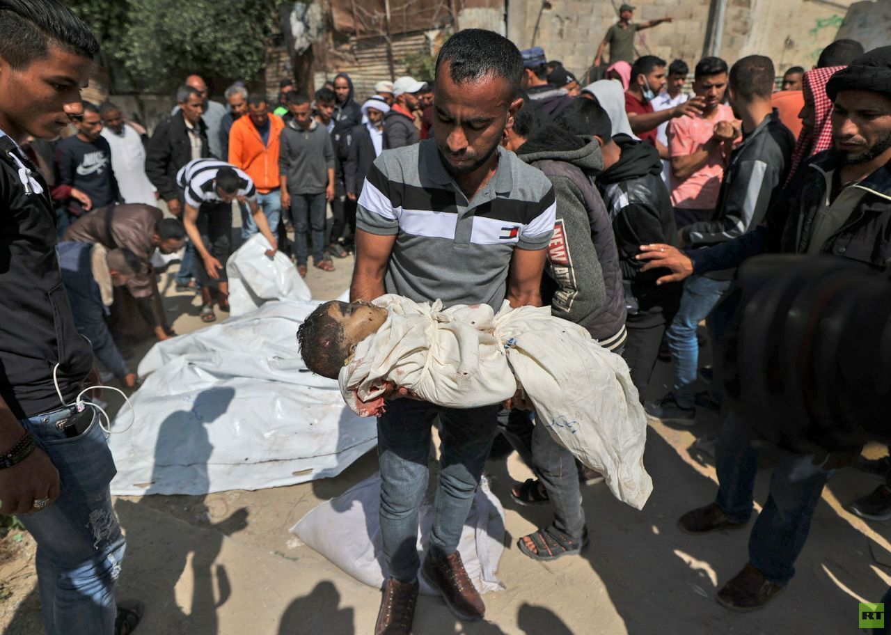 بالصور.. غزة تشيع ضحايا الغارات الإسرائيلية