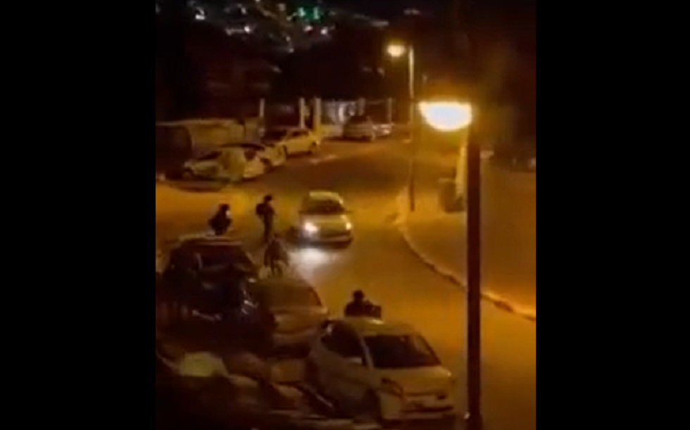 بالفيديو.. الشرطة الإسرائيلية تعتدي على سيارات مدنيين عرب داخل الخط الأخضر