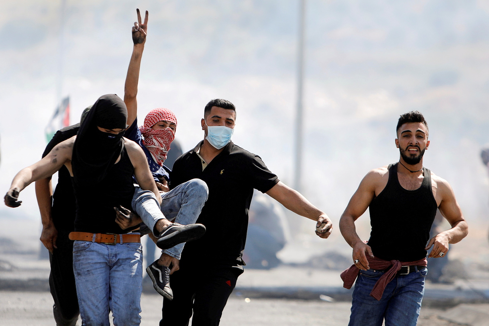 مواجهات بين المواطنين الفلسطينيين والجنود الإسرائيليين في عدة مناطق بالضفة الغربية