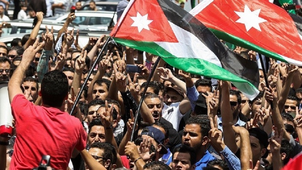 مظاهرة حاشدة قرب السفارة الإسرائيلية في عمّان