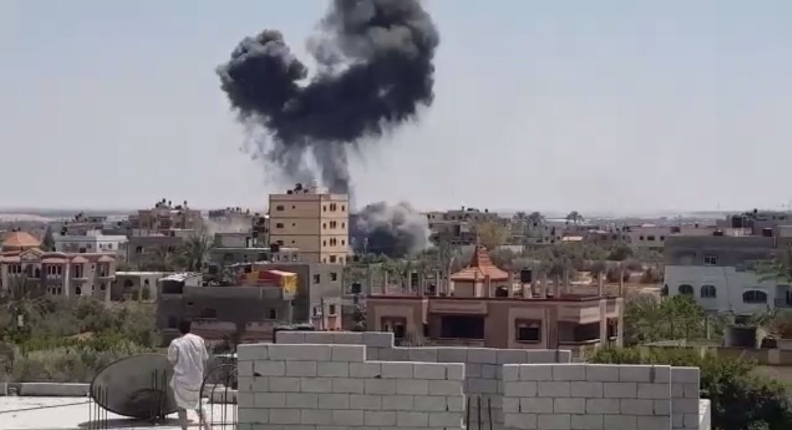 لحظة سقوط صاروخ إسرائيلي من مسافة قريبة على أحد البيوت في خان يونس