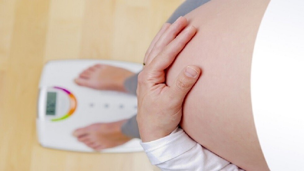 ما مقدار الوزن الذي يجب أن تكتسبه النساء خلال كل ثلاثة أشهر من الحمل؟