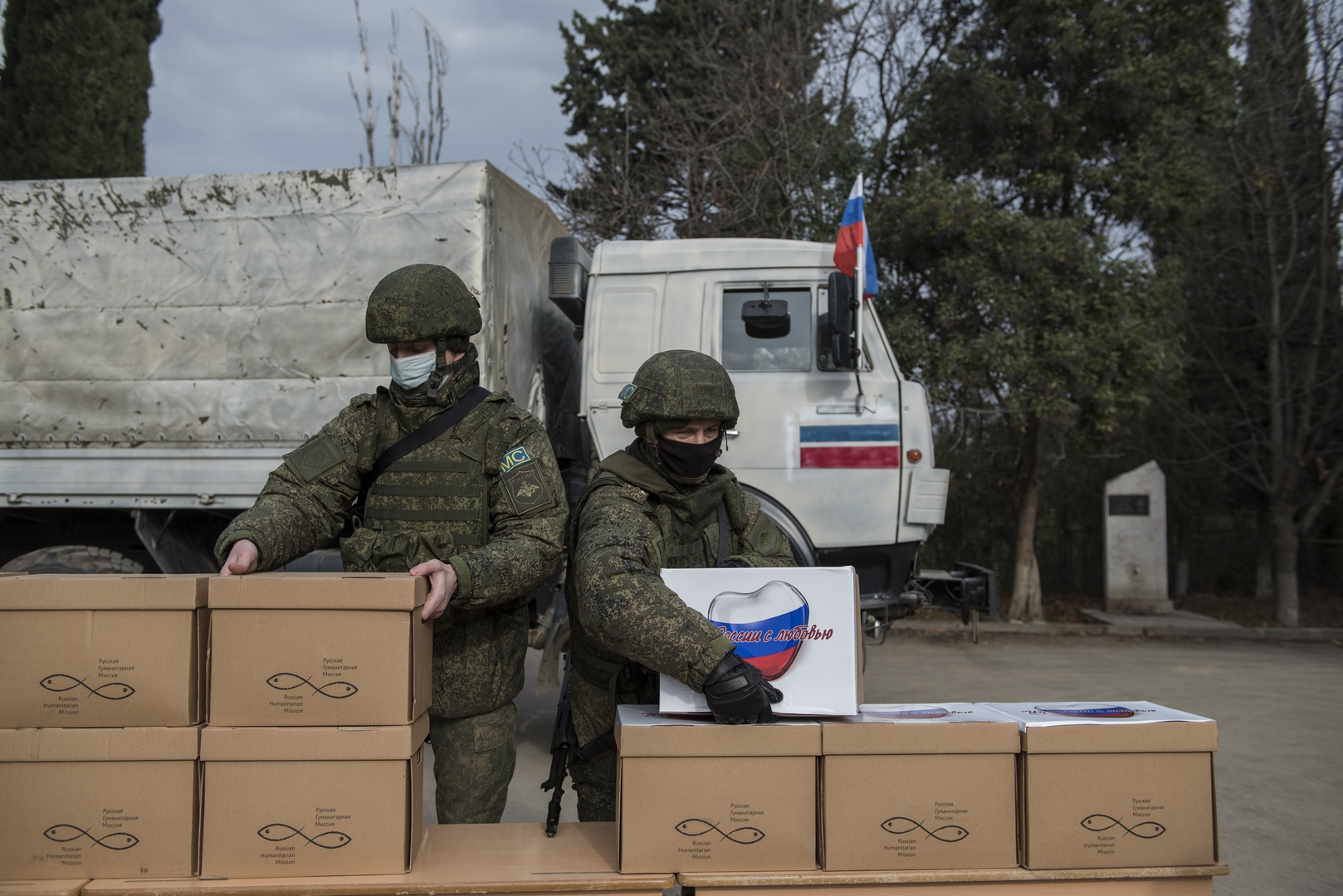 قوات حفظ السلام الروسية توزع مساعدات إنسانية على النازحين في قره باغ