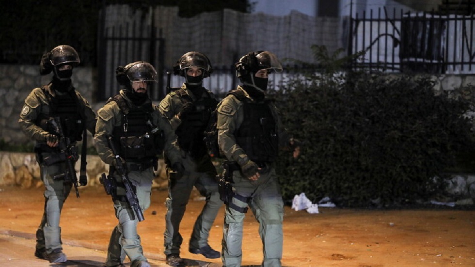 الشرطة الإسرائيلية تشن حملة اعتقالات في مدينة اللد- فيديو