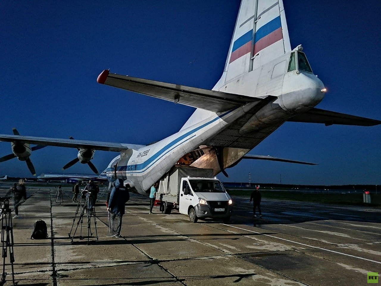 طائرة عسكرية تنقل أنثى دب قطبي إلى موسكو للعلاج