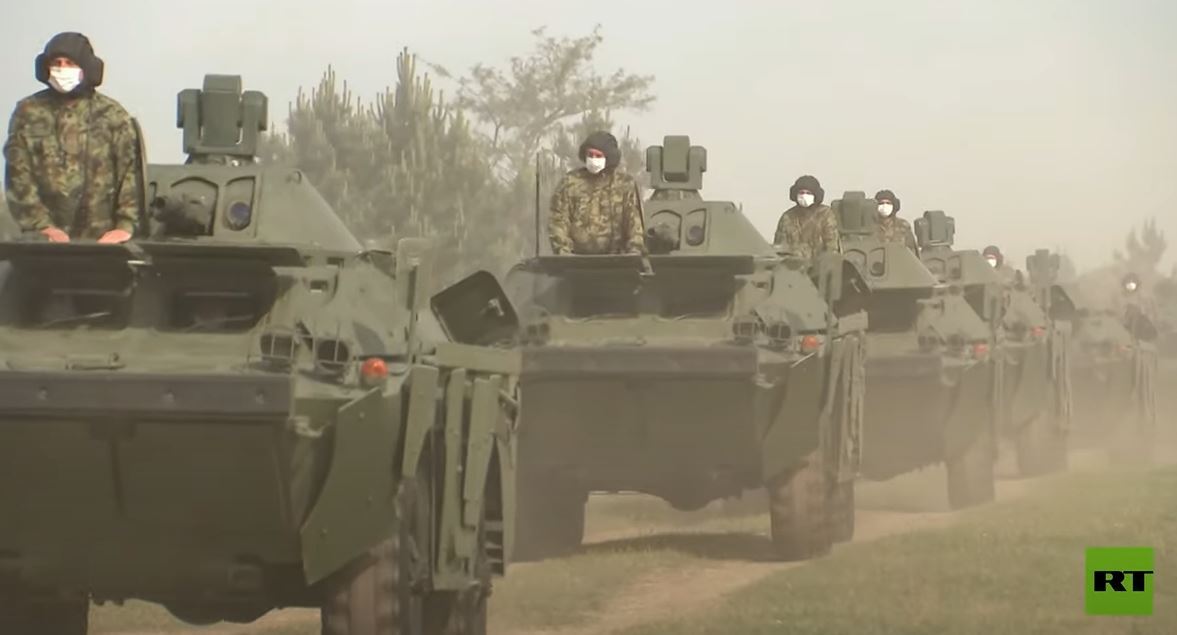 روسيا تسلم الجيش الصربي معدات وآليات عسكرية