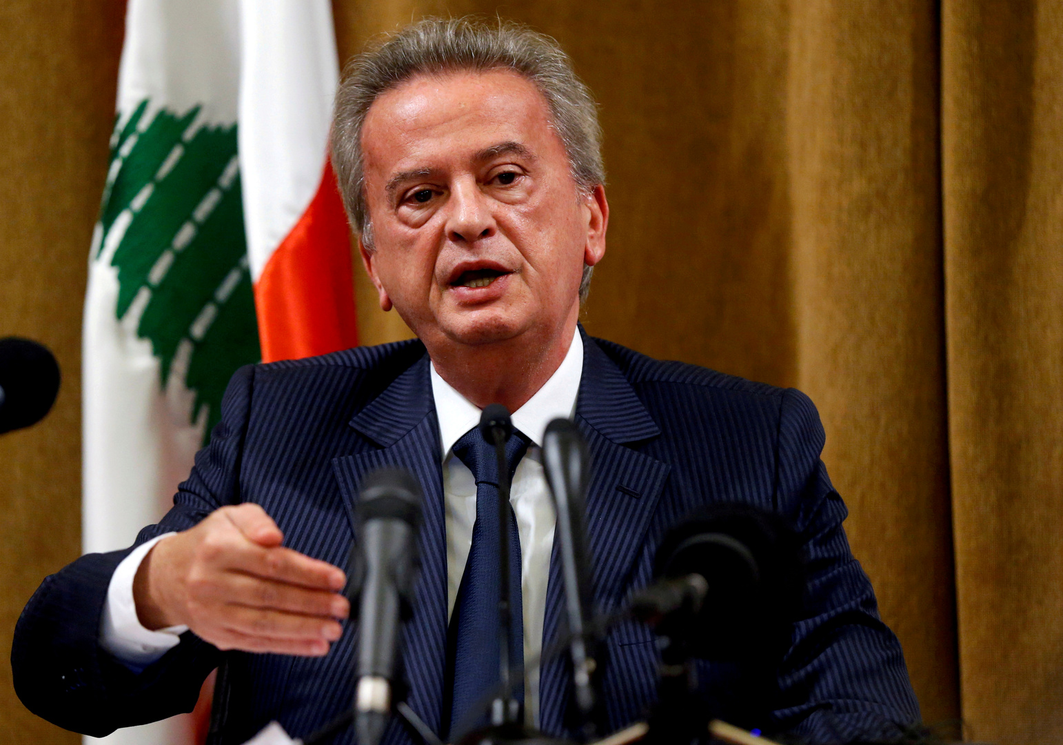 حاكم مصرف لبنان يطمئن المودعين بالدولار