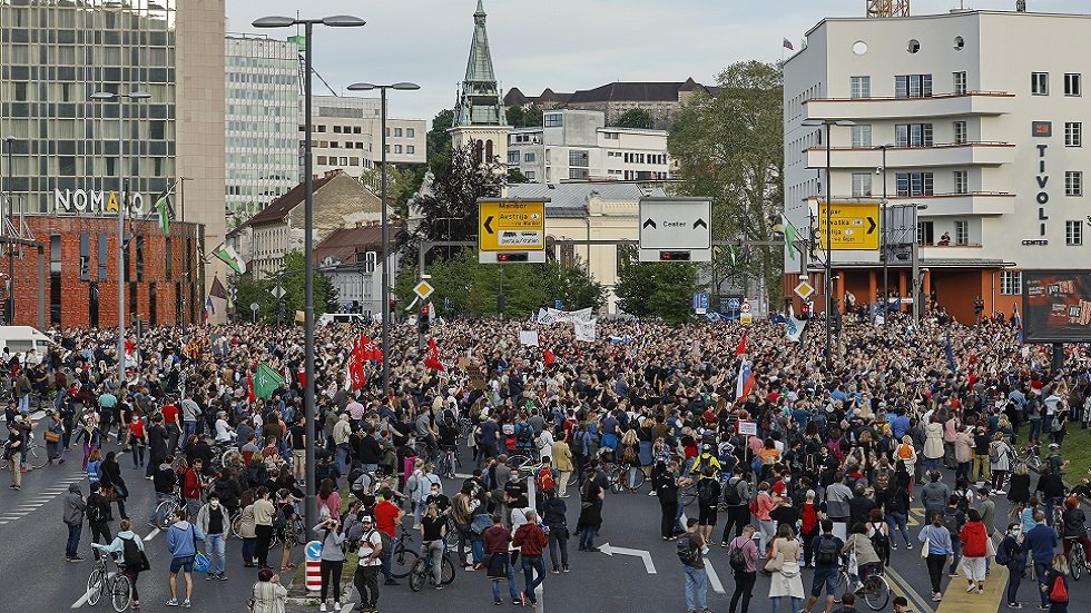 الآلاف يتظاهرون  في عاصمة سلوفينيا ضد رئيس الوزراء