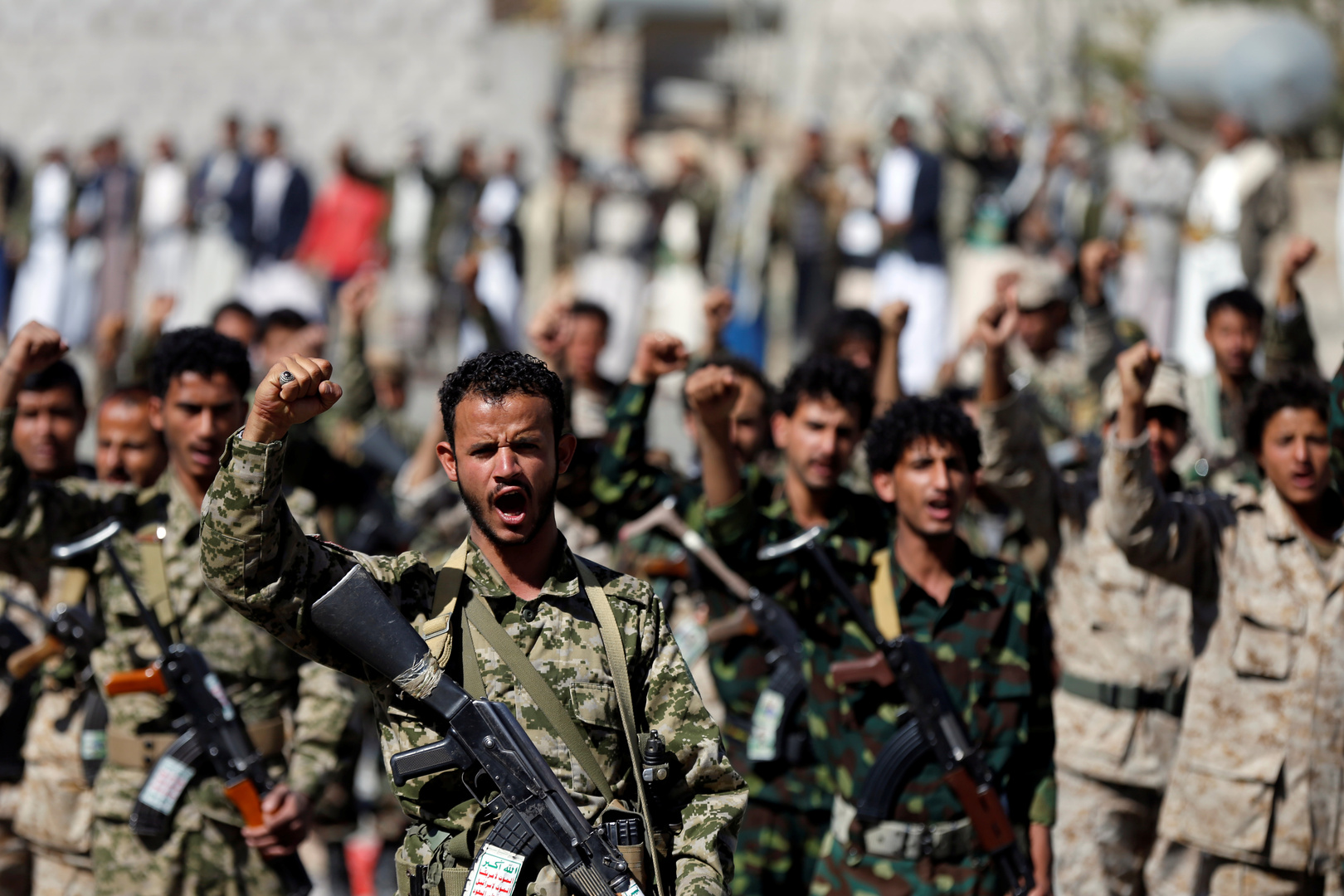 الحوثيون يستهدفون قاعدة جوية عسكرية جنوب السعودية ويعلنون إصابة الهدف بشكل دقيق
