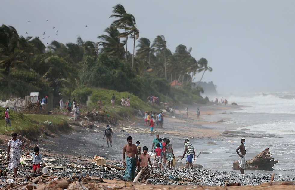 سريلانكا أمام كارثة بحرية ناجمة عن احتراق سفينة (صور + فيديو)