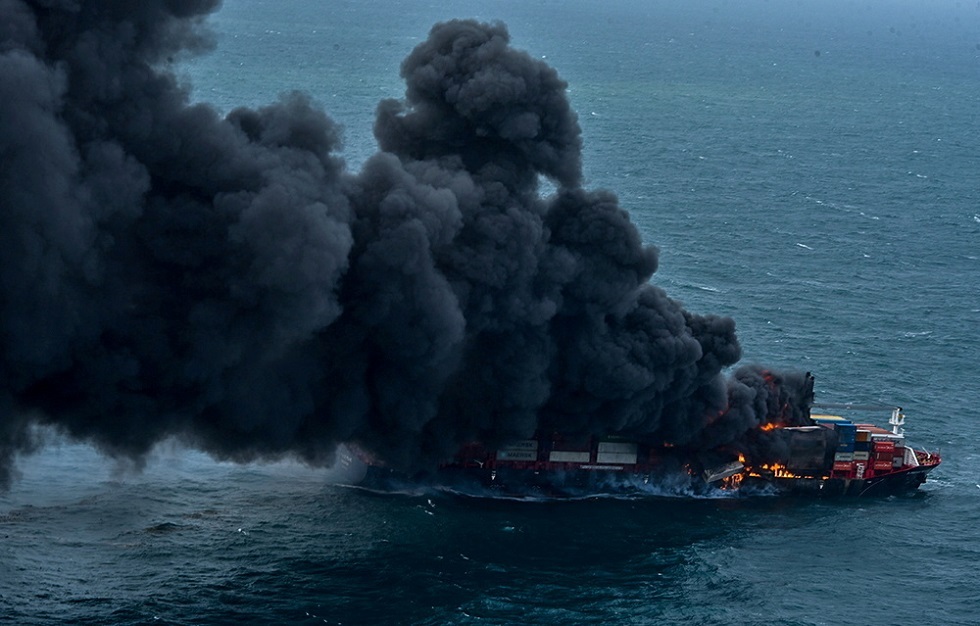 سريلانكا أمام كارثة بحرية ناجمة عن احتراق سفينة (صور + فيديو)
