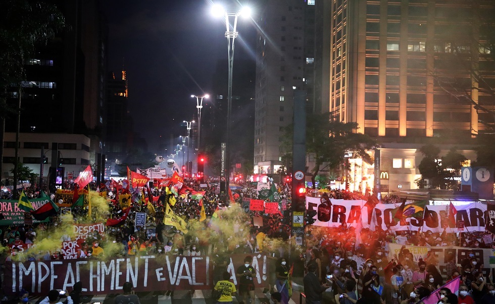 آلاف البرازيليين يخرجون في مسيرة مناوئة لرئيس البلاد