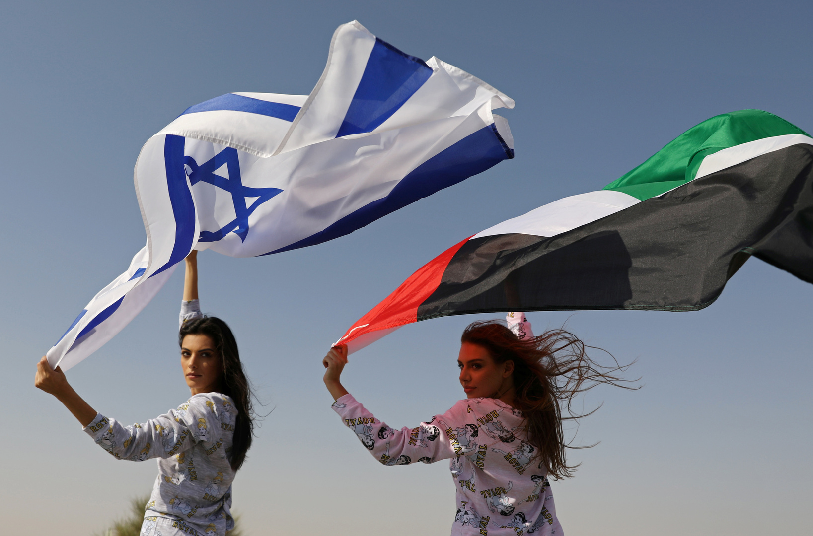 رفع علم الإمارات لأول مرة أمام مبنى السفارة في تل أبيب (صورة)