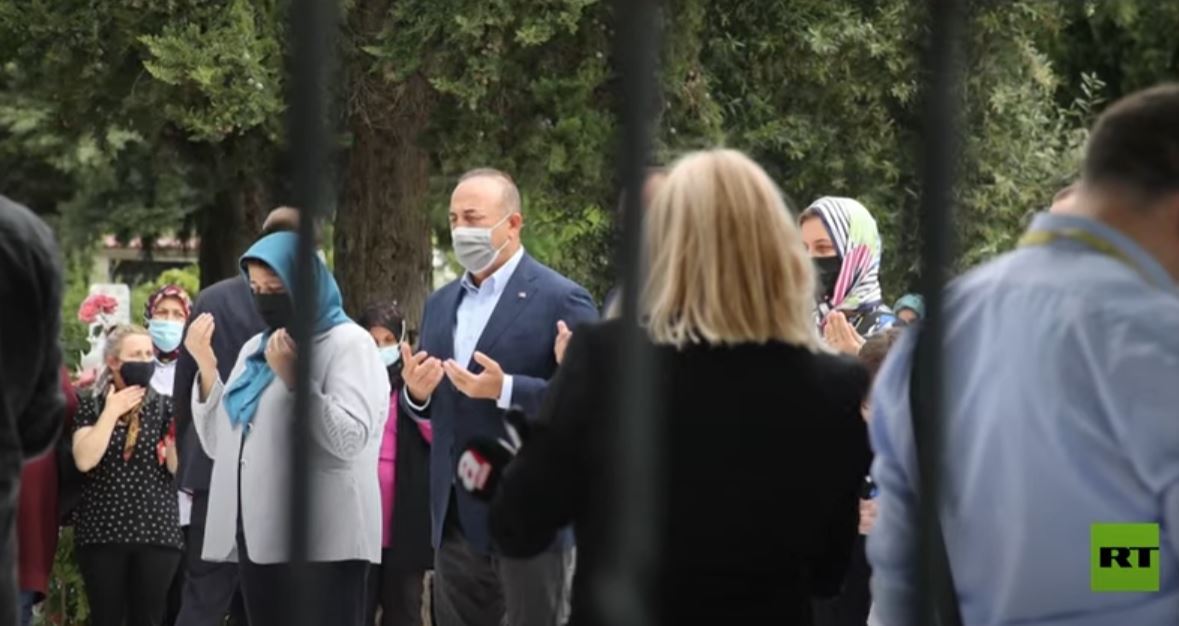 وزير الخارجية التركي يلتقي أقلية مسلمة في اليونان