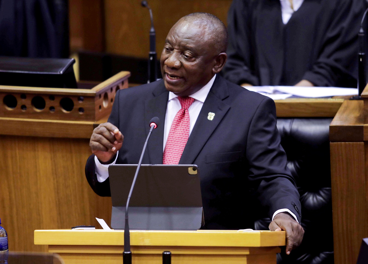 رئيس جنوب إفريقيا يعلن تشديد القيود العامة لاحتواء الزيادة الحادة للإصابات بكورونا