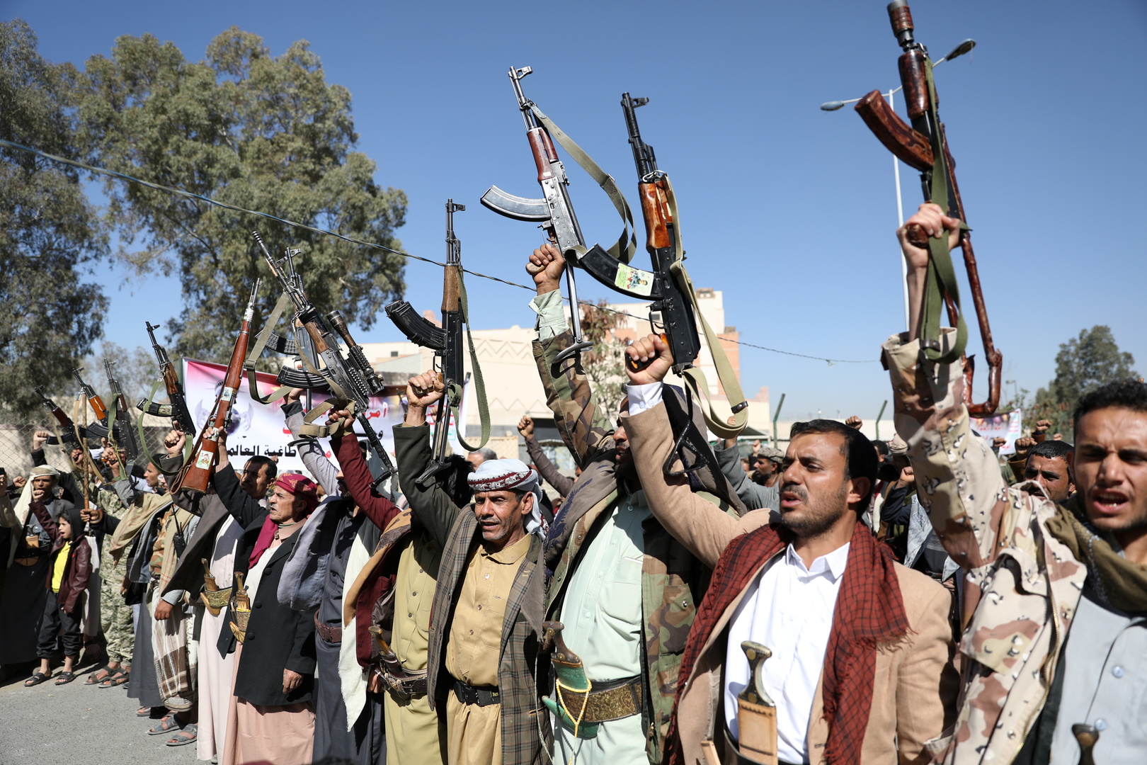 الحوثيون يعلنون قصف قاعدة 