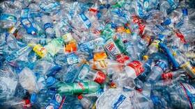 العلماء يطورون طريقة لتحويل نفايات البلاستيك إلى وقود الطائرات النفاثة في أقل من ساعة