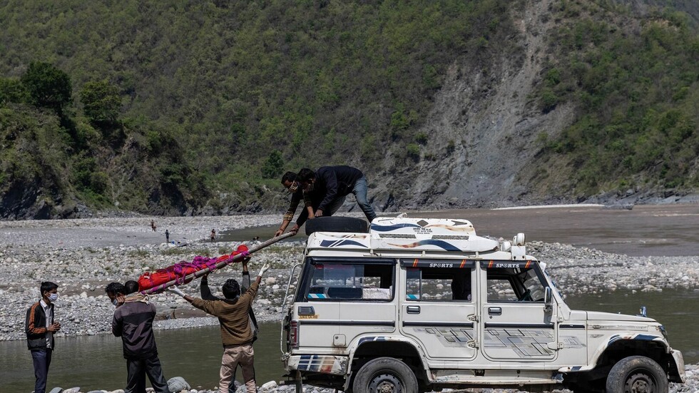 الهند.. تواصل ظاهرة إلقاء جثث المتوفين بكورونا في نهر الغانج