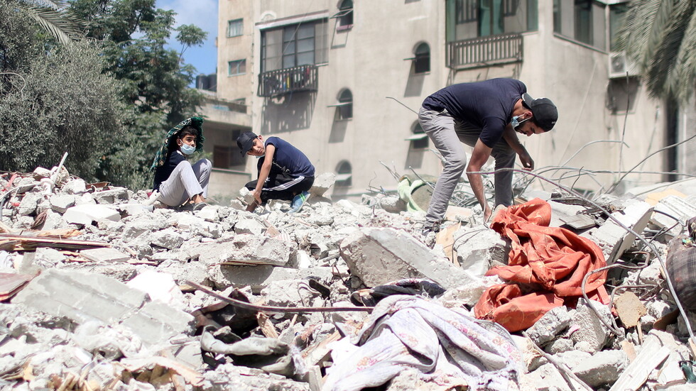 وصول 35 آلية مصرية إلى غزة الخميس للمساعدة في إزالة ركام المباني المدمرة