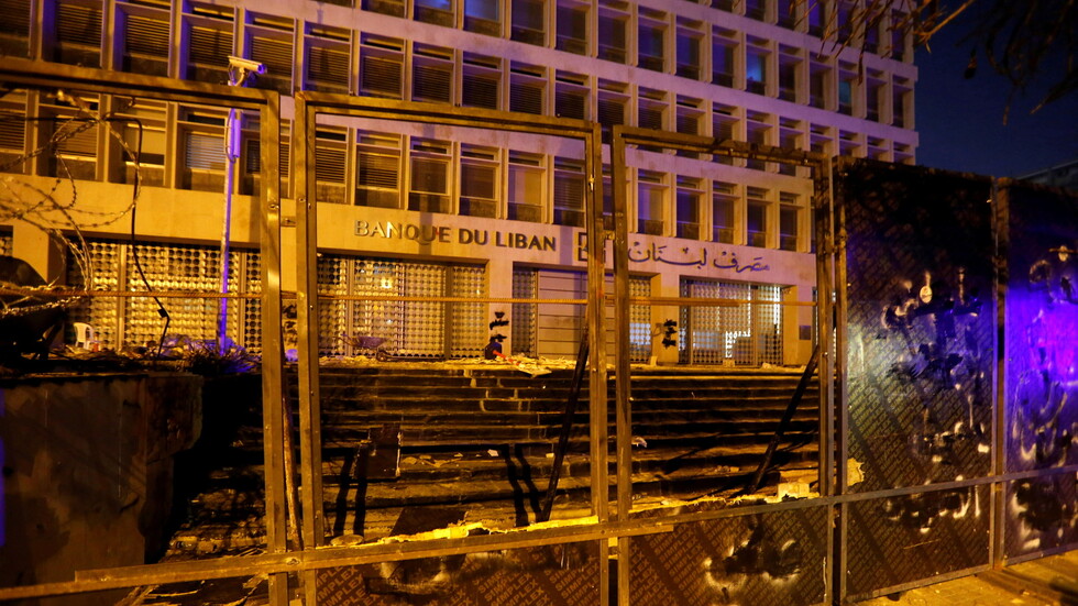 احتجاجا على قرار مصرف لبنان.. مواطنون يقطعون الطرقات في عدد من المناطق (فيديو)