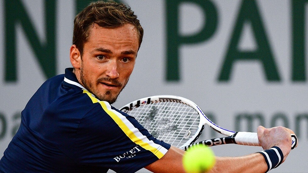 الروسي مدفيديف يصعد إلى ثالث أدوار رولان غاروس