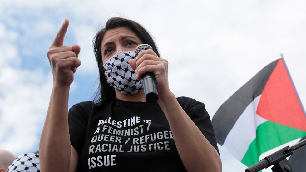 جدة البرلمانية الأمريكية رشيدة طليب تظهر على غلاف "واشنطن ريبورت"