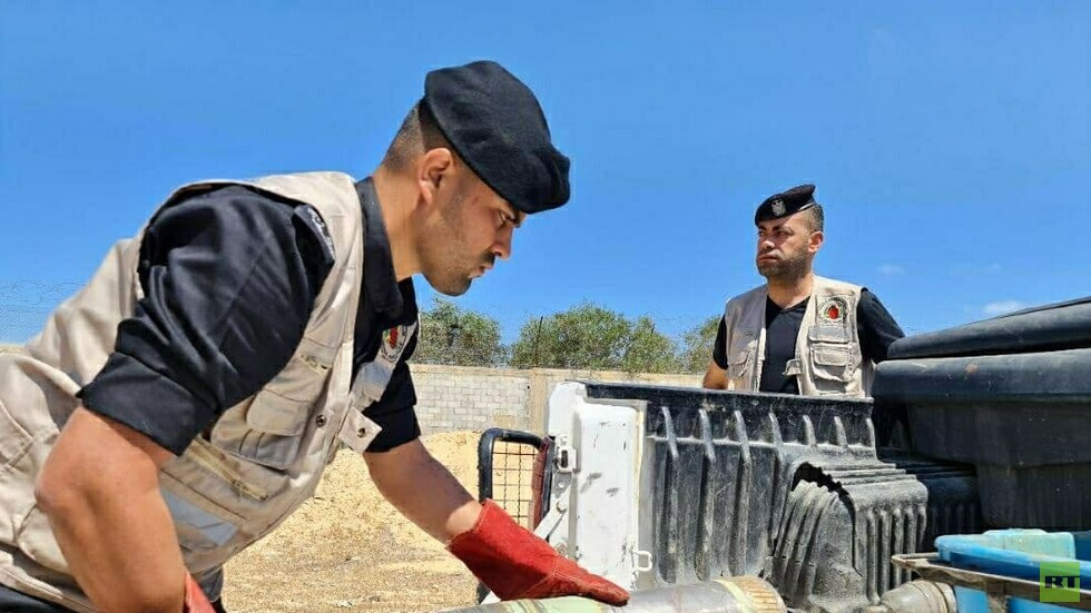 غزة.. استخراج قذائف غير منفجرة في خانيونس (صور)