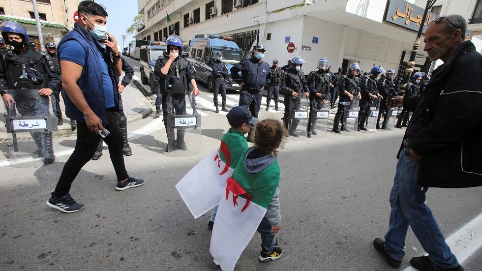 آلاف الجزائريين يتظاهرون رفضا للانتخابات التشريعية