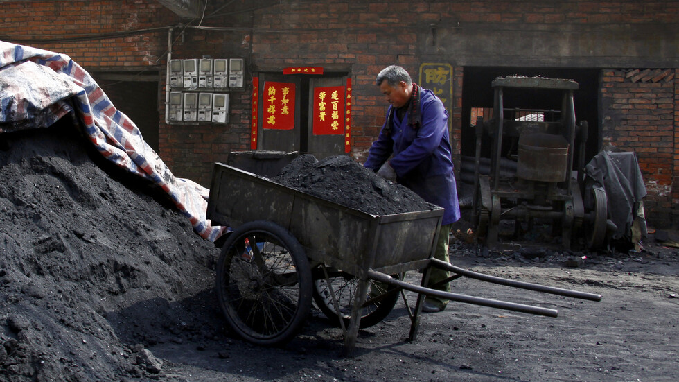 قتيل و7 مفقودين بانفجار في منجم فحم وسط الصين