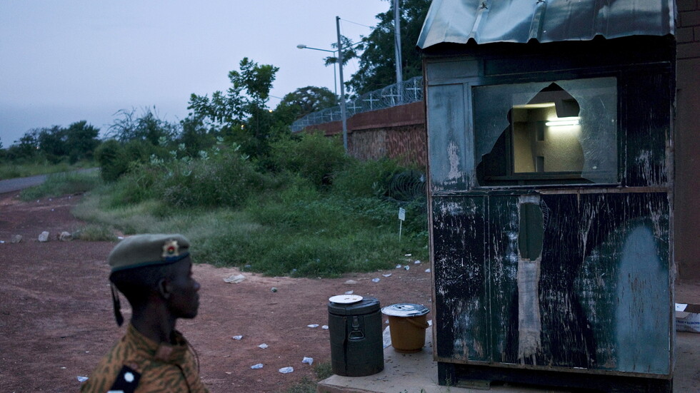 مسلحون يقتلون نحو 100 مدني في هجوم على قرية بشمال بوركينا فاسو