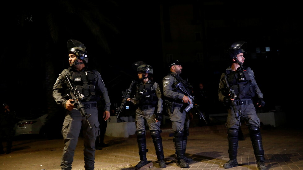 بالفيديو..القوات الإسرائيلية تعتقل الناشطة الفلسطينية منى الكرد وتستدعي شقيقها