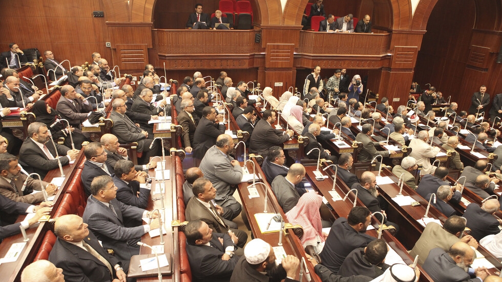 مصر.. تشريعية النواب توافق على فصل الموظفين المنتمين لـ