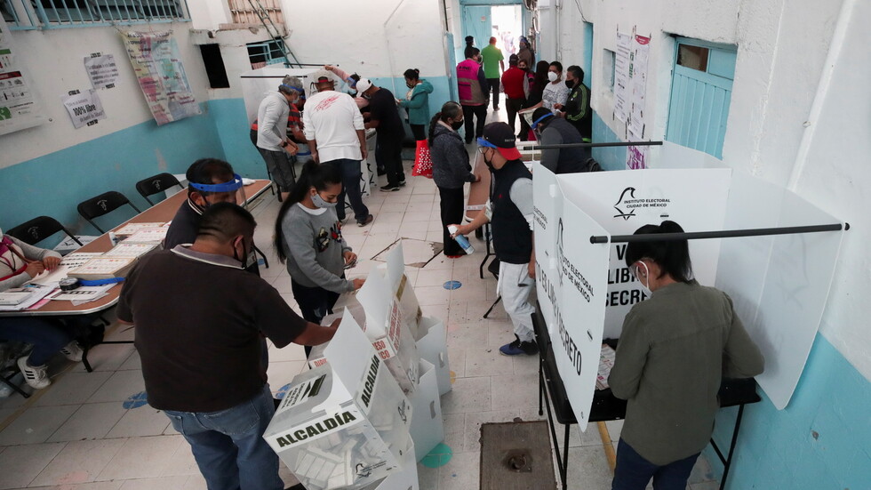 المكسيكيون يدلون بأصواتهم في اقتراع يمثل استفتاء على نهج الرئيس