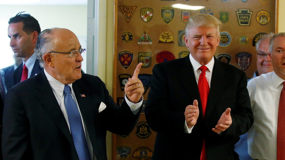 الكشف عن تسجيل جديد يظهر تورط مستشار ترامب بالضغط على أوكرانيا