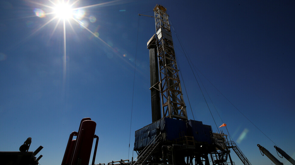 الشكوك تهبط بأسعار النفط