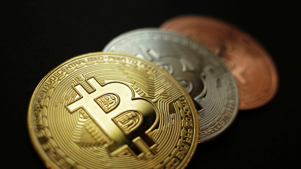 عملة "البيتكوين" تهبط مجددا