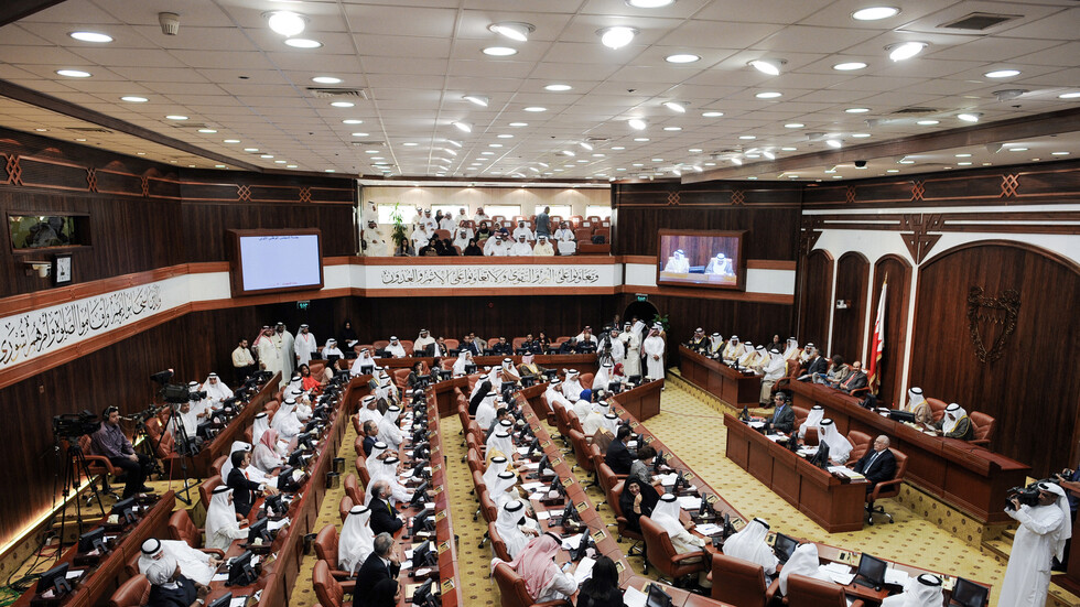 21 نائبا بحرينيا يصفون رفع السفارة الأمريكية لعلم المثليين بأنه استفزاز ويطالبون بوقفه