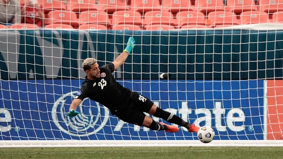 قوانين الفيزياء أم عندما تريد الكرة معانقة الشباك؟.. هدف