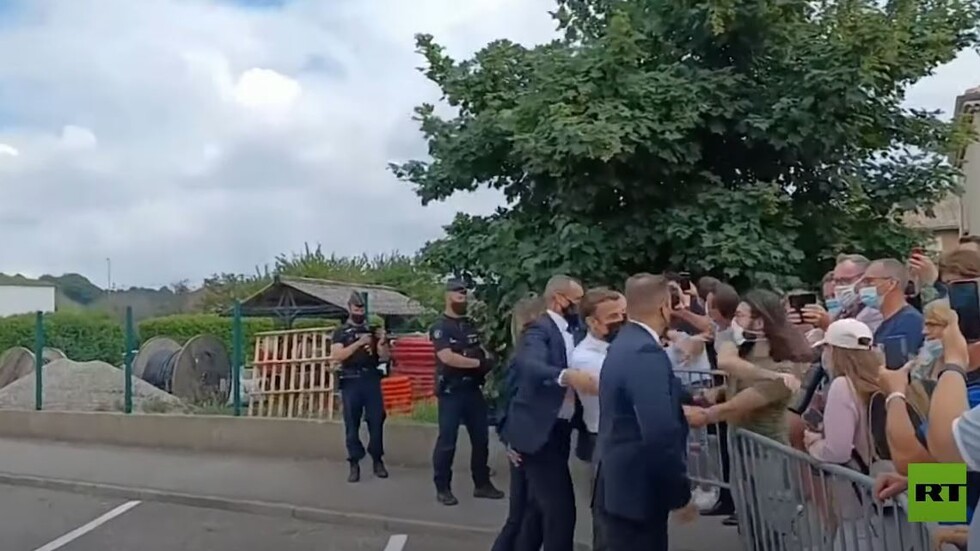 لحظة تلقي ماكرون صفعة أثناء زيارته جنوب شرق فرنسا