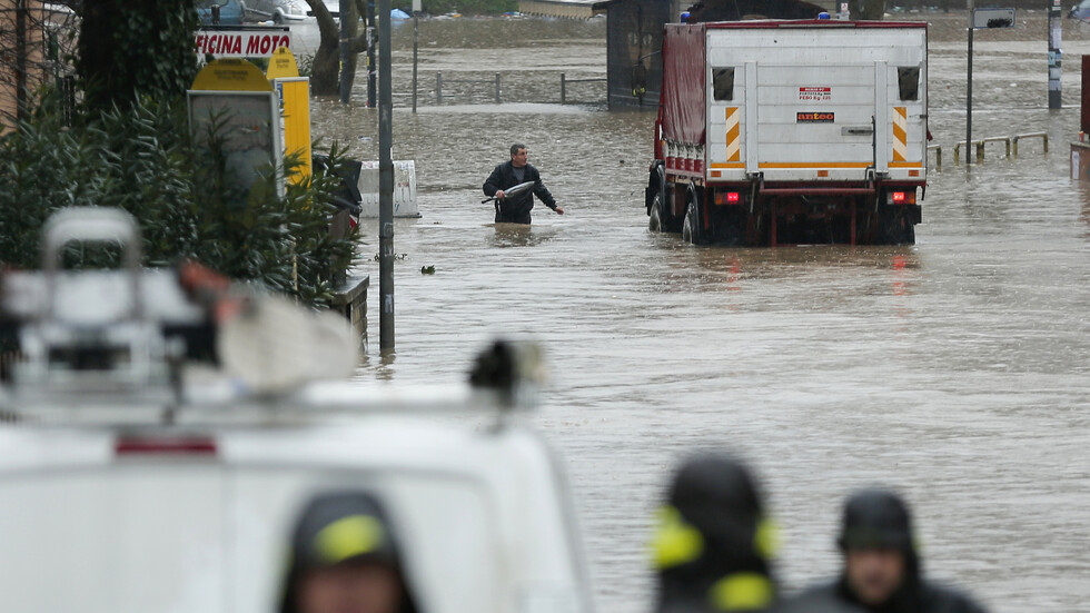 بالفيديو.. روما تغرق بمياه الفيضانات